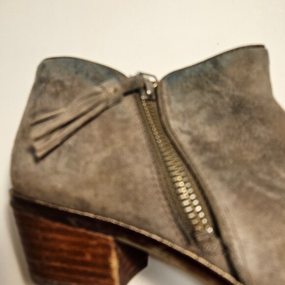 Vionic Size 7 Suede Ankle Boot 1.8" Heel Rubber Sole Side Zip Almond Closed Toe - Picture 7 of 11